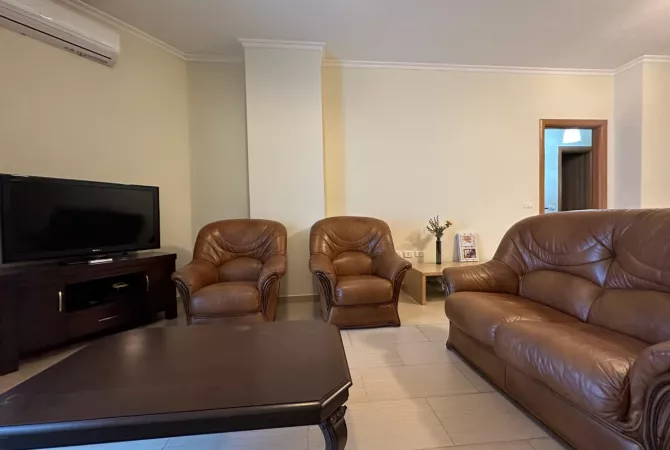 Apartament 2+1 per qira prane Pazarit te Ri tek Rruga Hoxha Tahsim. 