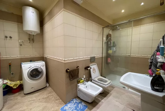 Shtepi ne shitje Apartament ne Tirane, 3+1, Mobilimi E mobiluar, Pagesa 650,000  Euro.