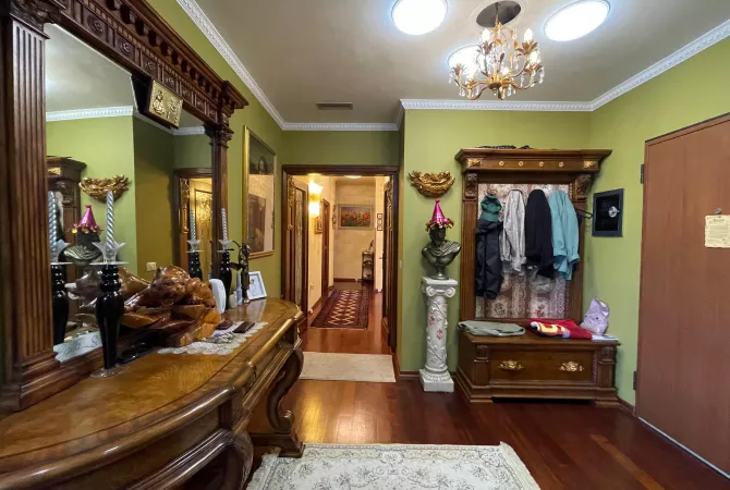 Shtepi ne shitje Apartament ne Tirane, 3+1, Mobilimi E mobiluar, Pagesa 650,000  Euro.