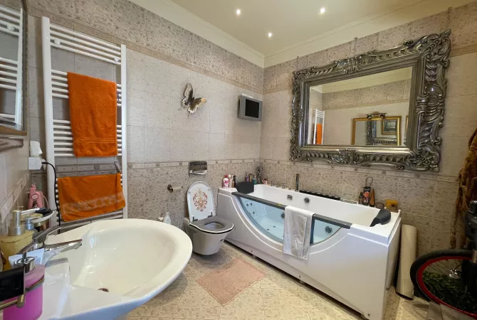 Shtepi ne shitje Apartament ne Tirane, 3+1, Mobilimi E mobiluar, Pagesa 650,000  Euro.