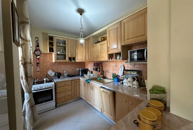 Shtepi ne shitje Apartament ne Tirane, 1+1, Mobilimi E mobiluar, Pagesa 215,000  Euro.