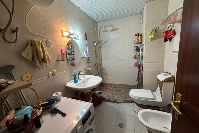 Shtepi ne shitje Apartament ne Tirane, 1+1, Mobilimi E mobiluar, Pagesa 215,000  Euro.