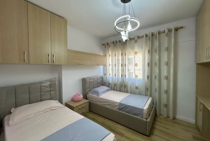 Shtepi ne shitje Apartament ne Tirane, 2+1, Mobilimi E mobiluar, Pagesa 145,000  Euro.
