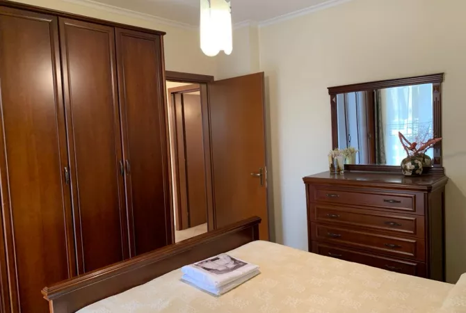 Shtepi me qera Apartament ne Tirane, 3+1, Mobilimi E mobiluar, Pagesa 1,000  Euro.