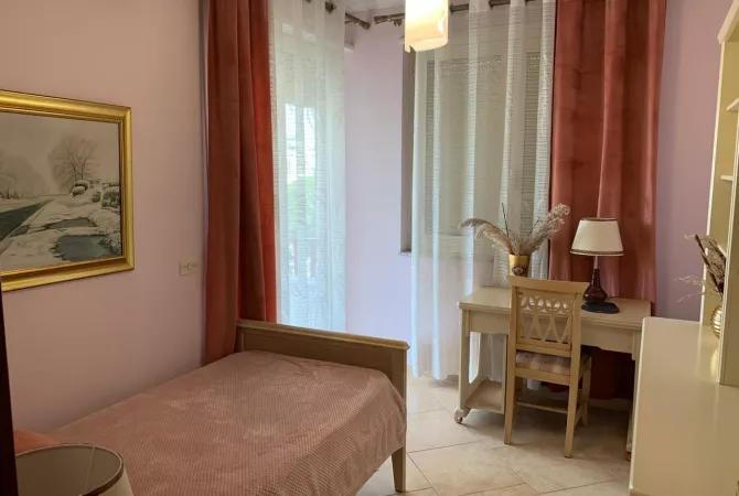 Shtepi me qera Apartament ne Tirane, 3+1, Mobilimi E mobiluar, Pagesa 1,000  Euro.