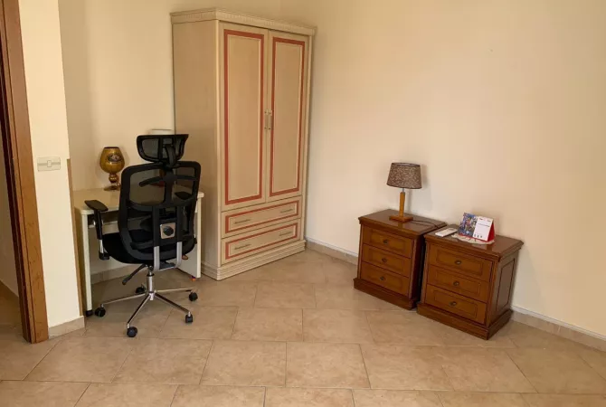 Shtepi me qera Apartament ne Tirane, 3+1, Mobilimi E mobiluar, Pagesa 1,000  Euro.