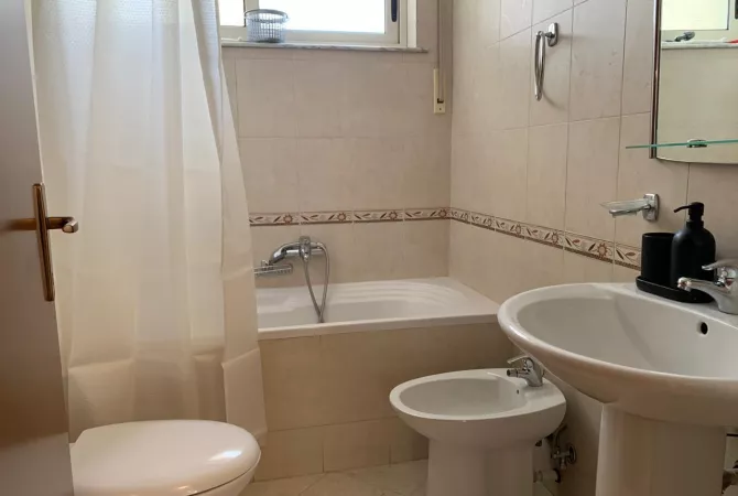 Shtepi me qera Apartament ne Tirane, 3+1, Mobilimi E mobiluar, Pagesa 1,000  Euro.