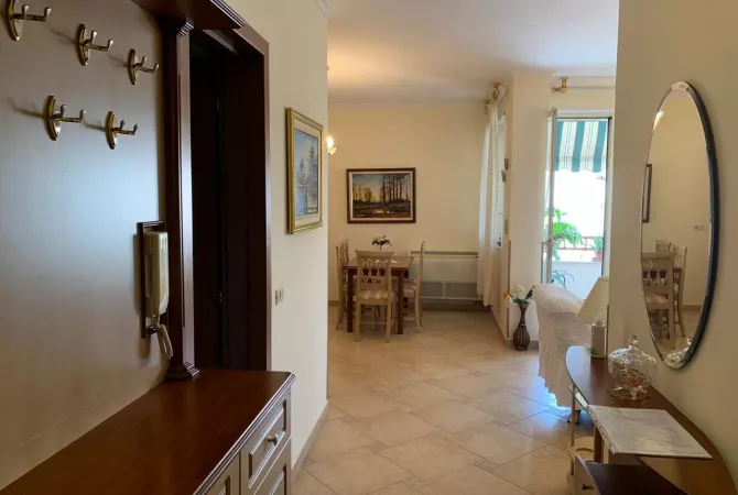 Shtepi me qera Apartament ne Tirane, 3+1, Mobilimi E mobiluar, Pagesa 1,000  Euro.