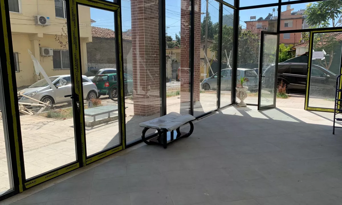 Ambient biznesi per qira tek Pazari i Ri