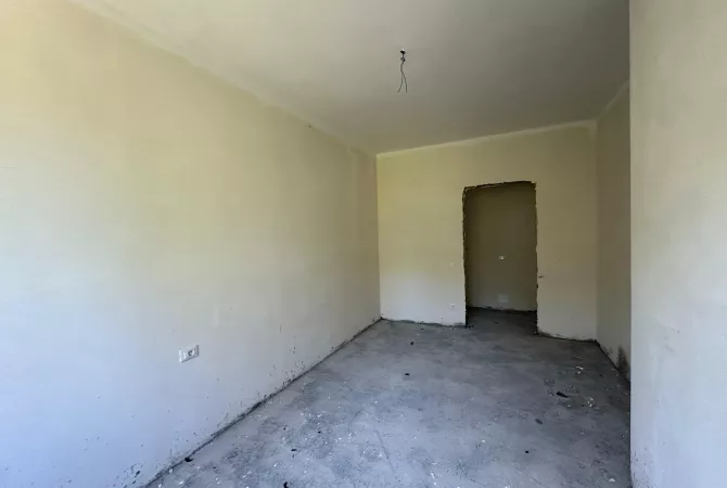 Shtepi ne shitje Apartament ne Tirane, 2+1, Mobilimi Bosh, pa mobiluar, Pagesa 219,700  Euro.