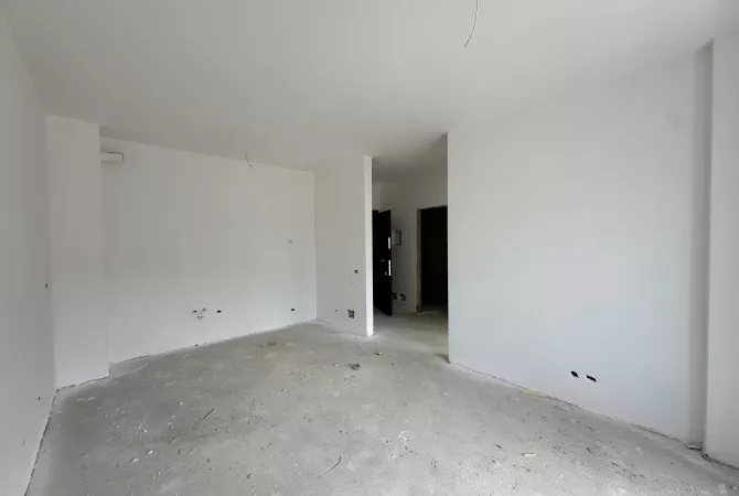 Shtepi ne shitje Apartament ne Tirane, 1+1, Mobilimi Bosh, pa mobiluar, Pagesa 76,200  Euro.