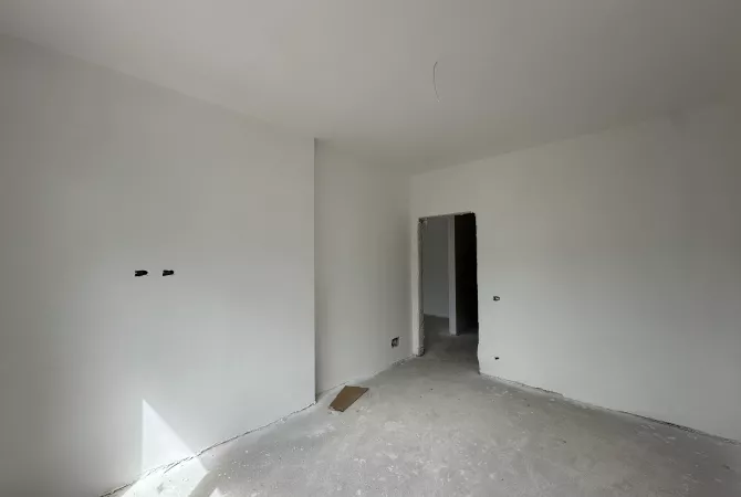 Shtepi ne shitje Apartament ne Tirane, 1+1, Mobilimi Bosh, pa mobiluar, Pagesa 76,200  Euro.