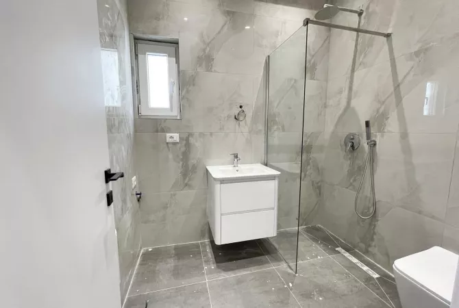 Shtepi ne shitje Apartament ne Tirane, 1+1, Mobilimi Bosh, pa mobiluar, Pagesa 98,450  Euro.