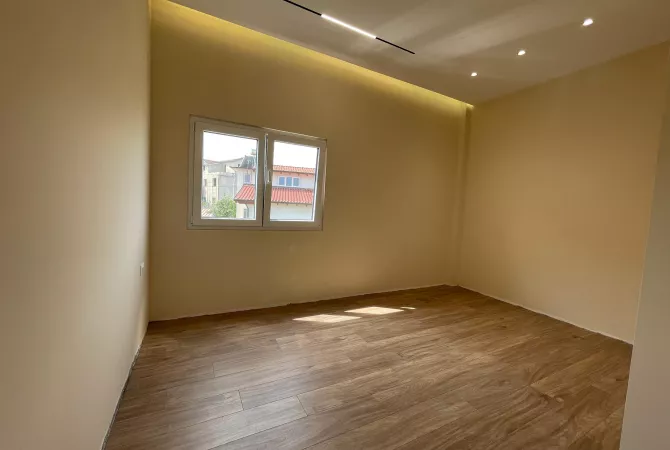 Shtepi ne shitje Apartament ne Tirane, 1+1, Mobilimi Bosh, pa mobiluar, Pagesa 124,750  Euro.