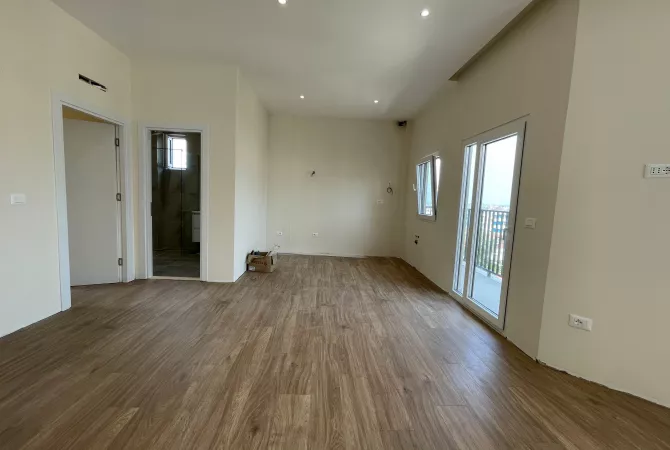 Shtepi ne shitje Apartament ne Tirane, 1+1, Mobilimi Bosh, pa mobiluar, Pagesa 124,750  Euro.