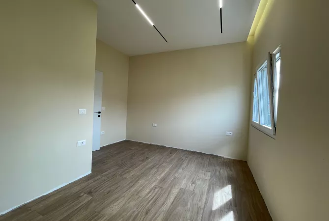 Shtepi ne shitje Apartament ne Tirane, 1+1, Mobilimi Bosh, pa mobiluar, Pagesa 124,750  Euro.