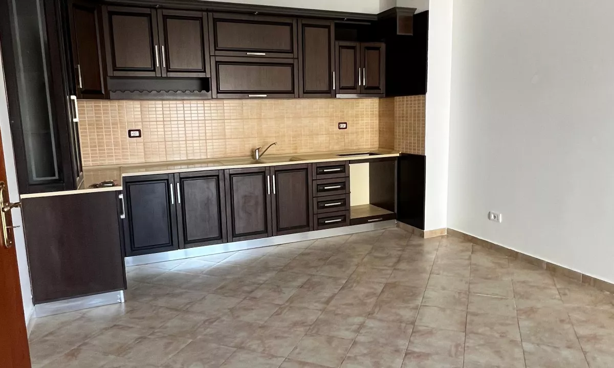Shtepi ne shitje Apartament ne Tirane, 3+1, Mobilimi Bosh, pa mobiluar, Pagesa 128,000  Euro.