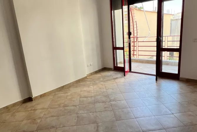 Shtepi ne shitje Apartament ne Tirane, 3+1, Mobilimi Bosh, pa mobiluar, Pagesa 128,000  Euro.