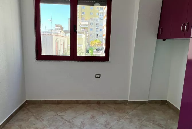 Shtepi ne shitje Apartament ne Tirane, 3+1, Mobilimi Bosh, pa mobiluar, Pagesa 128,000  Euro.