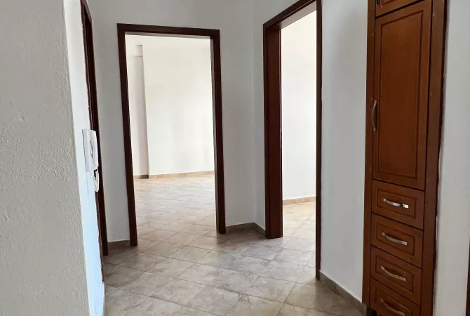 Shtepi ne shitje Apartament ne Tirane, 3+1, Mobilimi Bosh, pa mobiluar, Pagesa 128,000  Euro.