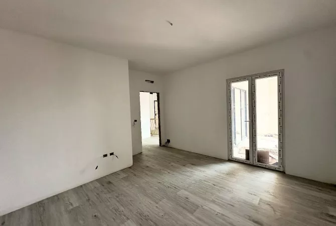 Shtepi ne shitje Apartament ne Tirane, 1+1, Mobilimi Bosh, pa mobiluar, Pagesa 146,000  Euro.