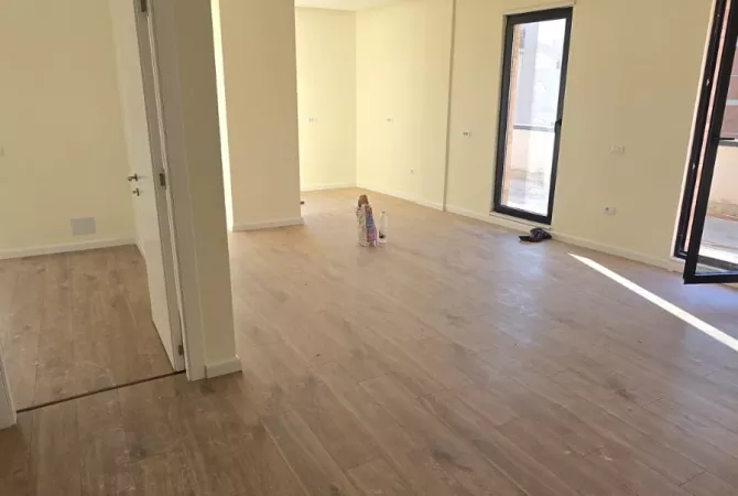 Shtepi ne shitje Apartament ne Tirane, 2+1, Mobilimi Bosh, pa mobiluar, Pagesa 320,000  Euro.