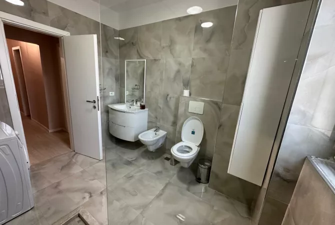 Shtepi me qera Apartament ne Tirane, 3+1, Mobilimi E mobiluar, Pagesa 1,300  Euro.