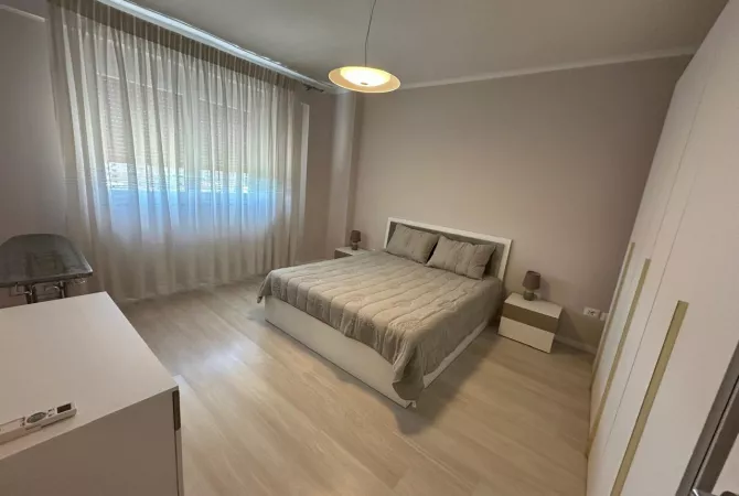Shtepi me qera Apartament ne Tirane, 3+1, Mobilimi E mobiluar, Pagesa 1,300  Euro.