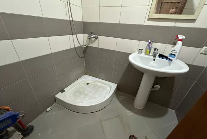 Shtepi ne shitje Apartament ne Tirane, 2+1, Mobilimi E mobiluar, Pagesa 144,000  Euro.