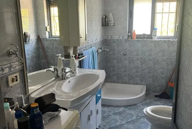 Shtepi ne shitje Apartament ne Tirane, 1+1, Mobilimi Bosh, pa mobiluar, Pagesa 100,000  Euro.