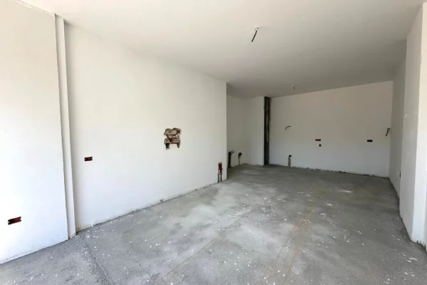 Shtepi ne shitje Apartament ne Tirane, 1+1, Mobilimi Bosh, pa mobiluar, Pagesa 215,000  Euro.