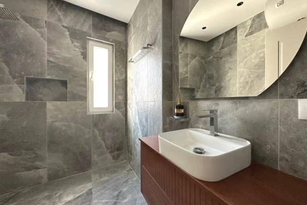 Shtepi ne shitje Apartament ne Tirane, 2+1, Mobilimi E mobiluar, Pagesa 260,000  Euro.