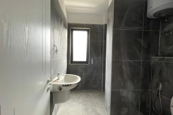 Shtepi ne shitje Apartament ne Tirane, 2+1, Mobilimi Bosh, pa mobiluar, Pagesa 188,700  Euro.