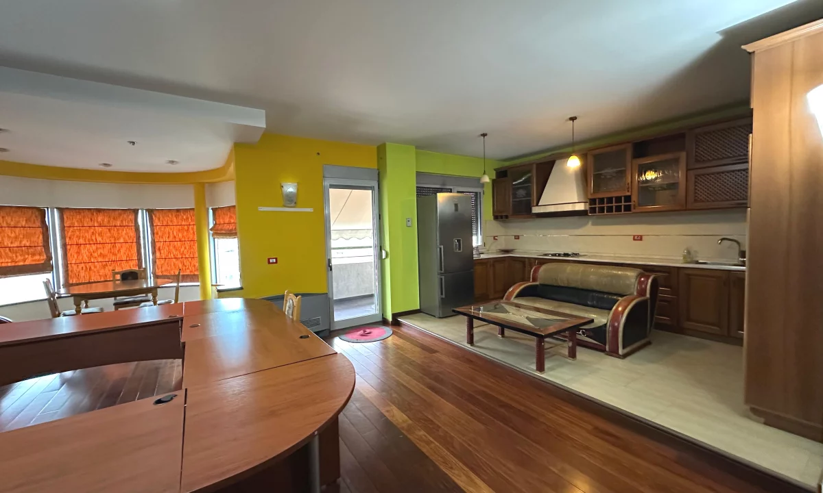 Ambient zyre per qira tek Rruga e Dibres. 