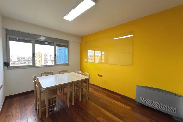 Ambient zyre per qira tek Rruga e Dibres. 