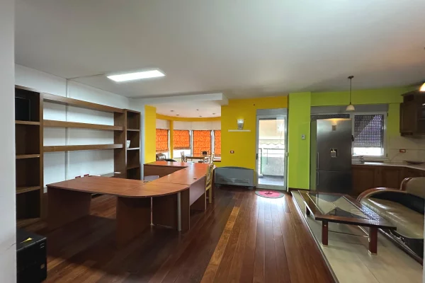 Ambient zyre per qira tek Rruga e Dibres. 