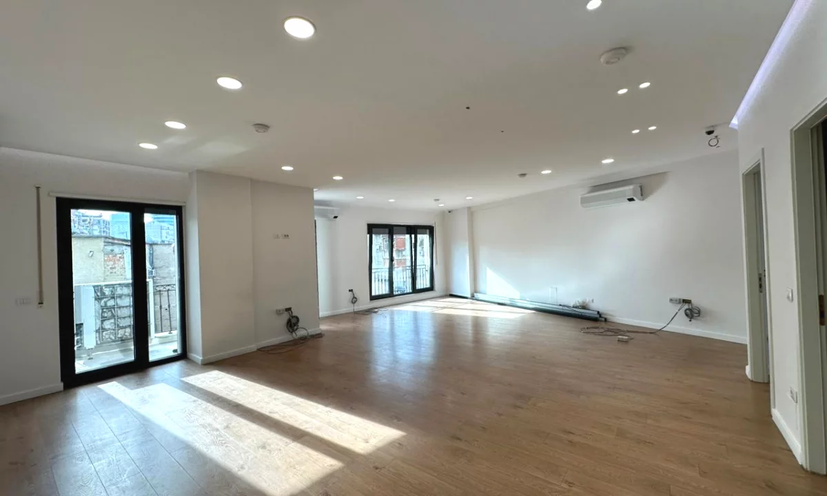 Ambient zyre per qira tek Bulevardi Zogu i Pare. 