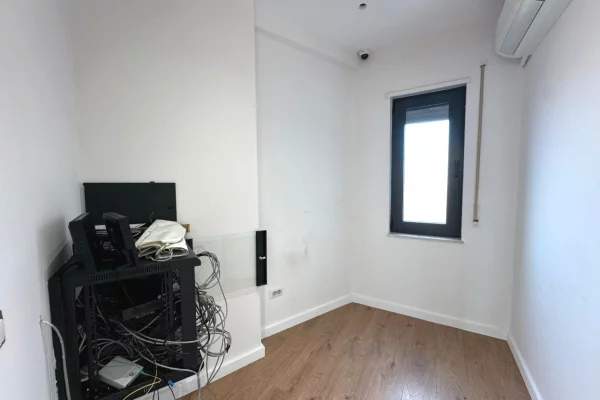 Ambient zyre per qira tek Bulevardi Zogu i Pare. 