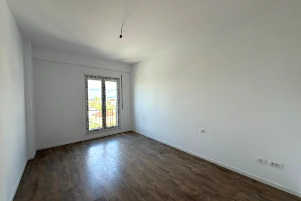 Shtepi ne shitje Apartament ne Tirane, 2+1, Mobilimi Bosh, pa mobiluar, Pagesa 91,800  Euro.