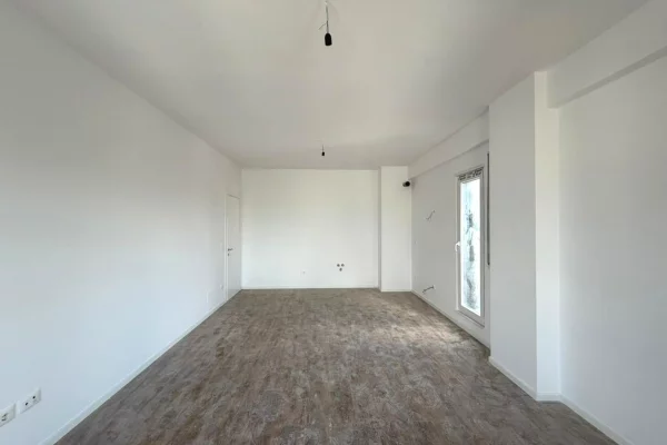Shtepi ne shitje Apartament ne Tirane, 2+1, Mobilimi Bosh, pa mobiluar, Pagesa 91,800  Euro.