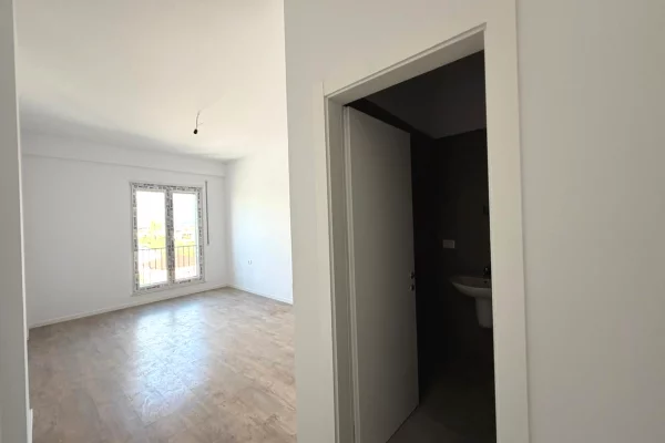 Shtepi ne shitje Apartament ne Tirane, 2+1, Mobilimi Bosh, pa mobiluar, Pagesa 91,800  Euro.