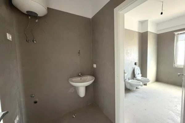 Shtepi ne shitje Apartament ne Tirane, 2+1, Mobilimi Bosh, pa mobiluar, Pagesa 91,800  Euro.