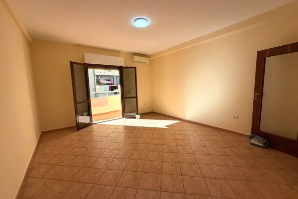 Business Property for Rent 3+1 in Tirana - 70,000 Leke