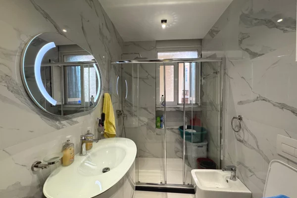 Shtepi ne shitje Apartament ne Tirane, 2+1, Mobilimi E mobiluar, Pagesa 255,000  Euro.