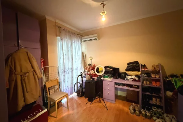 Shtepi ne shitje Apartament ne Tirane, 2+1, Mobilimi E mobiluar, Pagesa 275,000  Euro.