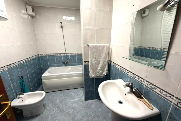 Shtepi ne shitje Apartament ne Tirane, 2+1, Mobilimi E mobiluar, Pagesa 275,000  Euro.