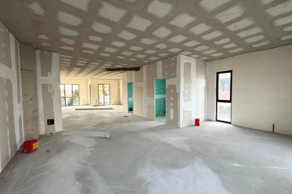 Shtepi ne shitje Apartament ne Tirane, 2+1, Mobilimi Bosh, pa mobiluar, Pagesa 166,750  Euro.