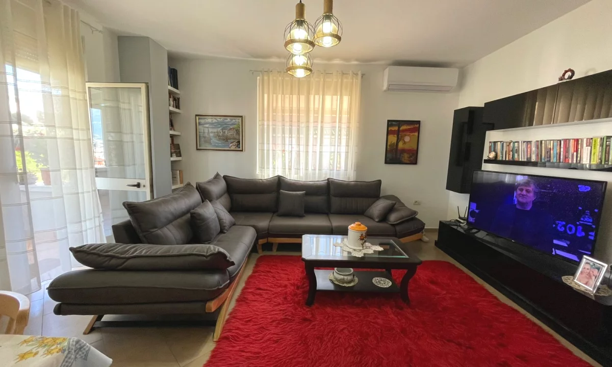 Shtepi ne shitje Apartament ne Tirane, 1+1, Mobilimi E mobiluar, Pagesa 240,000  Euro.