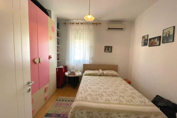 Shtepi ne shitje Apartament ne Tirane, 1+1, Mobilimi E mobiluar, Pagesa 240,000  Euro.