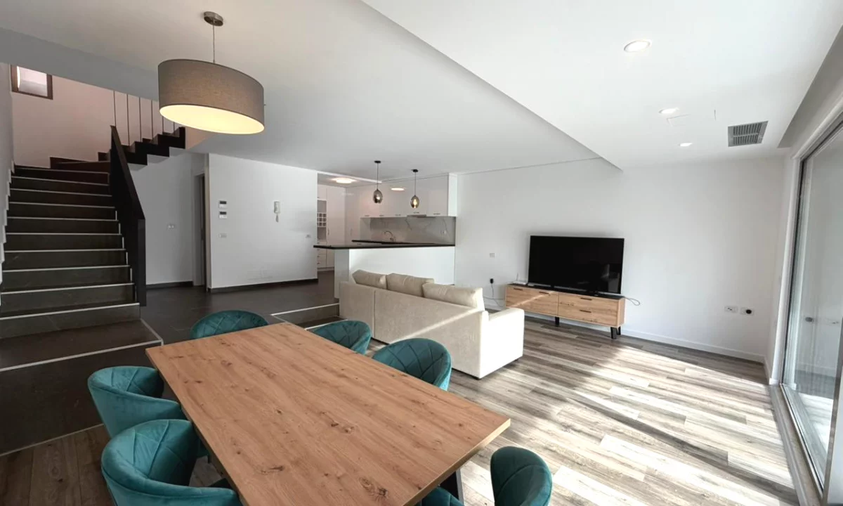 Shtepi me qera Vila Luksoze ne Tirane, 3+1, Mobilimi E mobiluar, Pagesa 2,350  Euro.